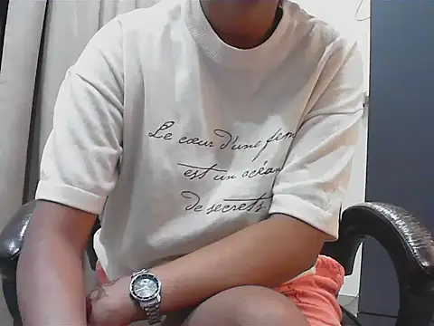 Snapshot of short_girl_ chatting on September 2025 04:45:01 PM short girl online show from September 2025 04:45:01 PM