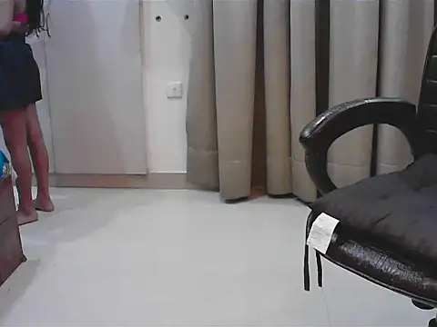 Snapshot of short_girl_ chatting on October 2025 04:30:02 PM short girl online show from October 2025 04:30:02 PM