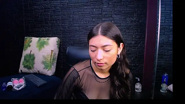 Lizzie Collin online show from October 2025 01:20:02 PM