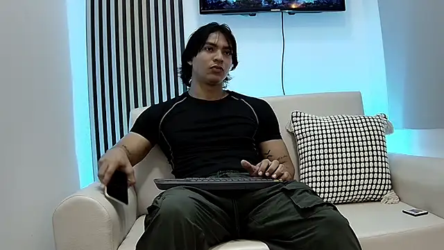 Snapshot of toji_luxxer chatting on September 2025 11:43:01 AM toji luxxer online show from September 2025 11:43:01 AM