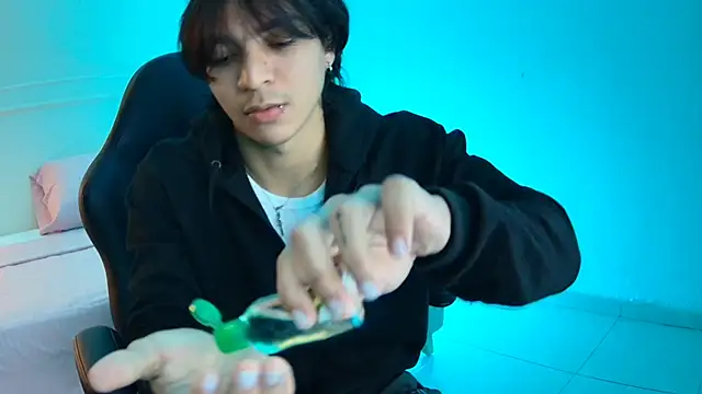 Snapshot of toji_luxxer chatting on September 2025 12:07:02 PM toji luxxer online show from September 2025 12:07:02 PM