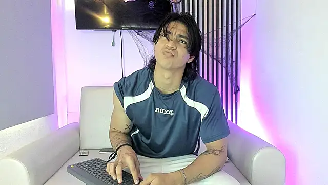 Snapshot of toji_luxxer chatting on October 2025 08:14:02 PM toji luxxer online show from October 2025 08:14:02 PM