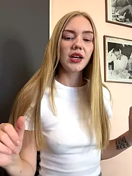 Snapshot of MilaMoone chatting on September 2025 11:48:01 AM MilaMoone online show from September 2025 11:48:01 AM