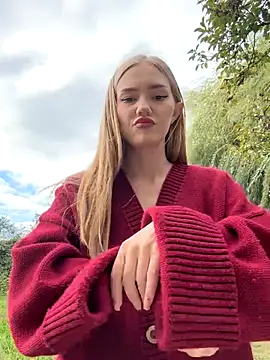 Snapshot of MilaMoone chatting on October 2025 10:22:02 AM MilaMoone online show from October 2025 10:22:02 AM