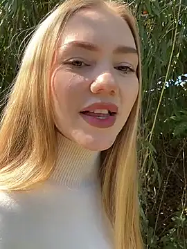 Snapshot of MilaMoone chatting on October 2025 08:23:01 AM MilaMoone online show from October 2025 08:23:01 AM