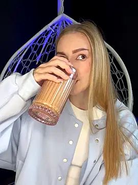 Snapshot of MilaMoone chatting on October 2025 10:38:01 AM MilaMoone online show from October 2025 10:38:01 AM