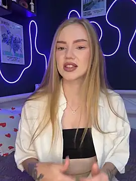 Snapshot of MilaMoone chatting on October 2025 09:10:01 AM MilaMoone online show from October 2025 09:10:01 AM