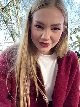 Snapshot of MilaMoone chatting on November 2025 10:06:02 AM MilaMoone online show from November 2025 10:06:02 AM