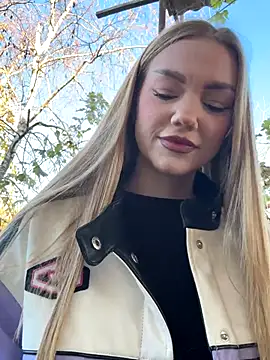 Snapshot of MilaMoone chatting on November 2025 11:45:01 AM MilaMoone online show from November 2025 11:45:01 AM