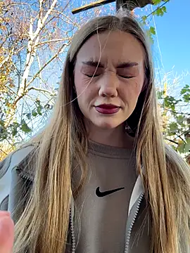 Snapshot of MilaMoone chatting on November 2025 11:22:02 AM MilaMoone online show from November 2025 11:22:02 AM