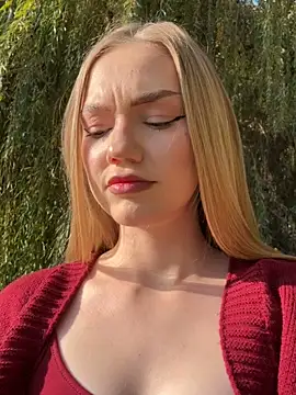 Snapshot of MilaMoone chatting on November 2025 11:00:02 AM MilaMoone online show from November 2025 11:00:02 AM