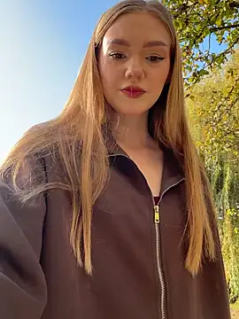 Snapshot of MilaMoone chatting on November 2025 11:10:01 AM MilaMoone online show from November 2025 11:10:01 AM