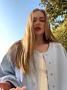 Snapshot of MilaMoone chatting on November 2025 11:21:01 AM MilaMoone online show from November 2025 11:21:01 AM