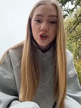 Snapshot of MilaMoone chatting on November 2025 10:46:02 AM MilaMoone online show from November 2025 10:46:02 AM