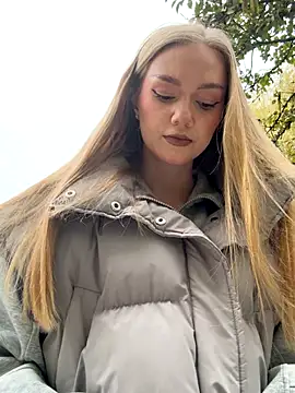 Snapshot of MilaMoone chatting on November 2025 12:37:02 PM MilaMoone online show from November 2025 12:37:02 PM