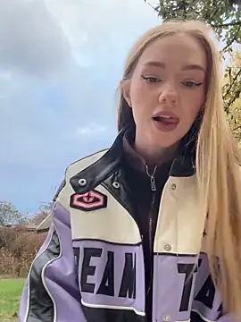 Snapshot of MilaMoone chatting on November 2025 01:10:01 PM MilaMoone online show from November 2025 01:10:01 PM