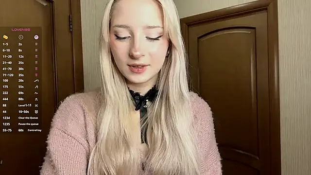 Snapshot of FridaAaberg chatting on October 2025 08:09:01 AM FridaAaberg online show from October 2025 08:09:01 AM