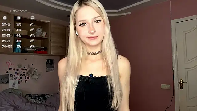 Snapshot of FridaAaberg chatting on October 2025 07:43:01 AM FridaAaberg online show from October 2025 07:43:01 AM