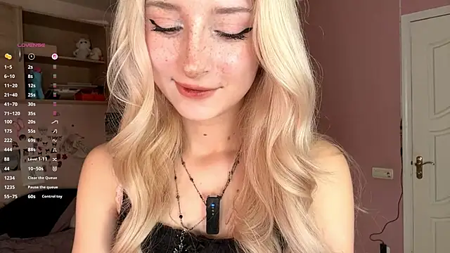 Snapshot of FridaAaberg chatting on November 2025 07:07:01 AM FridaAaberg online show from November 2025 07:07:01 AM