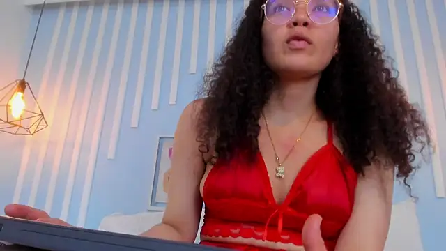 Snapshot of SweetStarr_ chatting on October 2025 08:17:01 PM SweetStarr online show from October 2025 08:17:01 PM