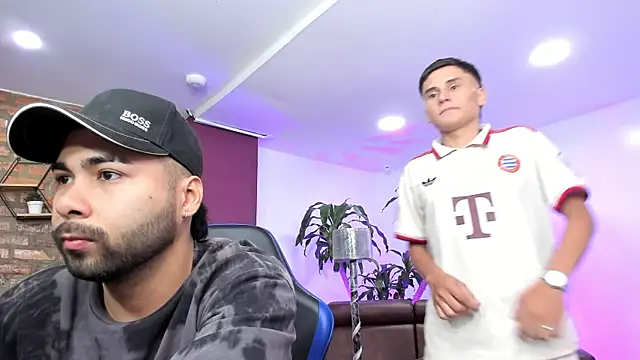 Hot Threesomee online show from October 2025 01:31:01 PM