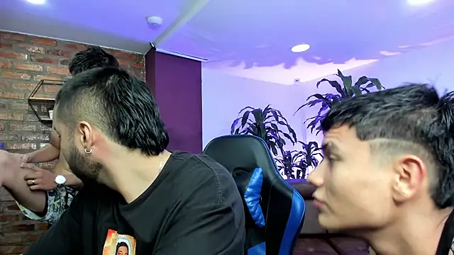 Hot Threesomee online show from October 2025 01:09:02 PM