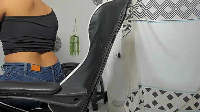 Dakota x18 online show from October 2025 07:40:01 PM