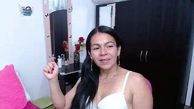 camilavargas  online show from October 2025 11:04:01 PM