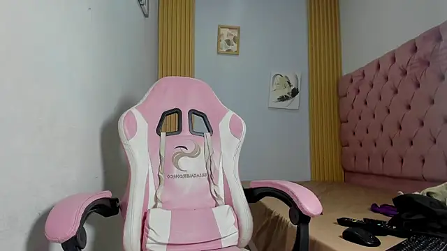 Naomis 35 online show from November 2025 07:59:01 PM