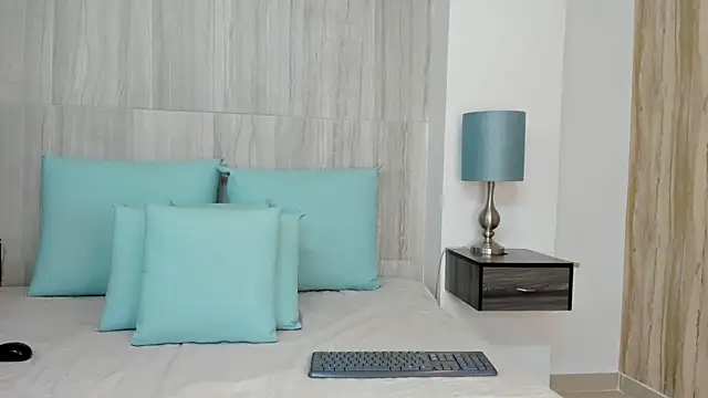 Snapshot of Valeria-Cruzz chatting on October 2025 12:09:01 PM Valeria-Cruzz online show from October 2025 12:09:01 PM