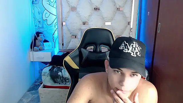 Skylerr  online show from September 2025 06:42:01 PM
