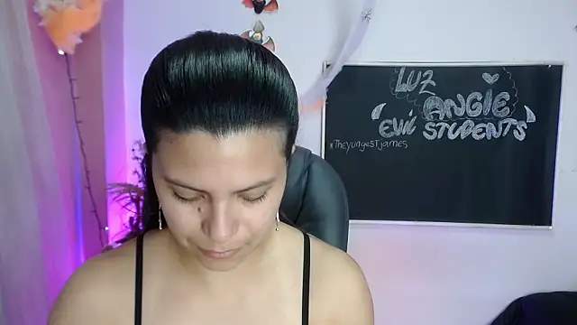 Snapshot of LuzAngie chatting on October 2025 07:27:02 PM LuzAngie online show from October 2025 07:27:02 PM