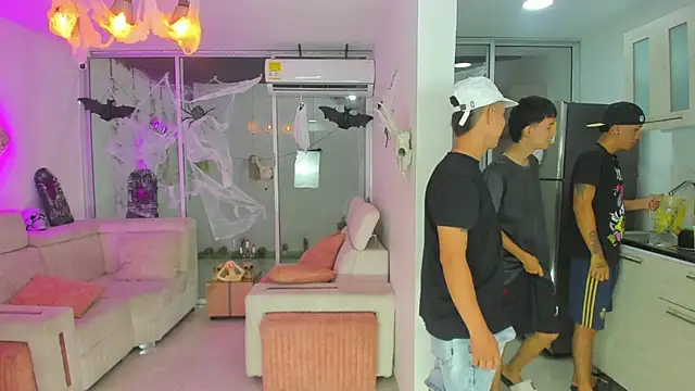 Snapshot of Houseofwarrios chatting on October 2025 06:11:02 AM Houseofwarrios online show from October 2025 06:11:02 AM