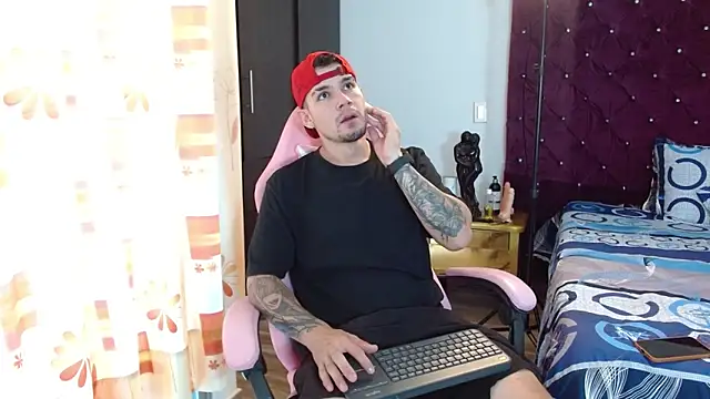 BooyHott  online show from November 2025 06:52:02 PM