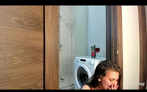 Snapshot of BloomSecrets chatting on October 2025 04:17:01 PM BloomSecrets online show from October 2025 04:17:01 PM