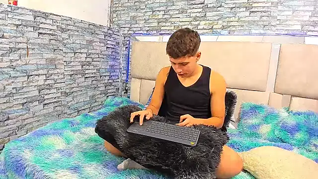 Julian wolf18 online show from October 2025 02:13:01 PM