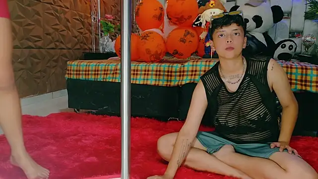 Snapshot of Twindesires chatting on October 2025 05:20:02 AM Twindesires online show from October 2025 05:20:02 AM