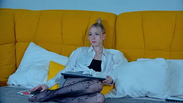 Snapshot of MiaGraces chatting on October 2025 08:20:01 PM MiaGraces online show from October 2025 08:20:01 PM