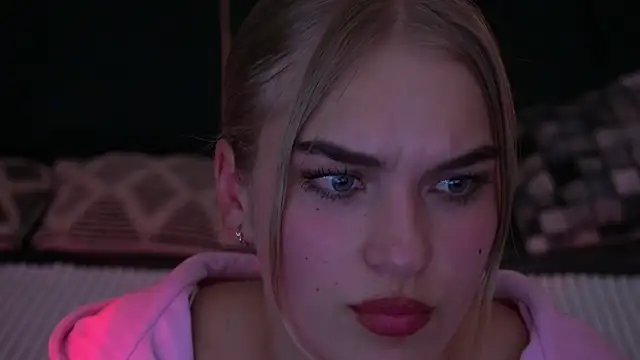 Snapshot of AlinaLiii chatting on November 2025 09:03:02 PM AlinaLiii online show from November 2025 09:03:02 PM