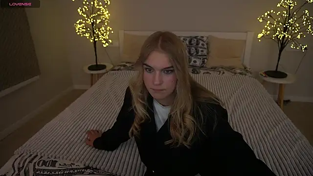 Snapshot of AlinaLiii chatting on November 2025 08:52:01 PM AlinaLiii online show from November 2025 08:52:01 PM