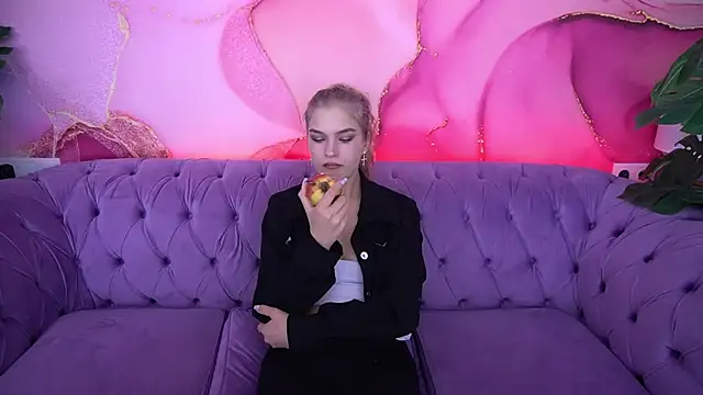 Snapshot of AlinaLiii chatting on November 2025 01:35:02 PM AlinaLiii online show from November 2025 01:35:02 PM