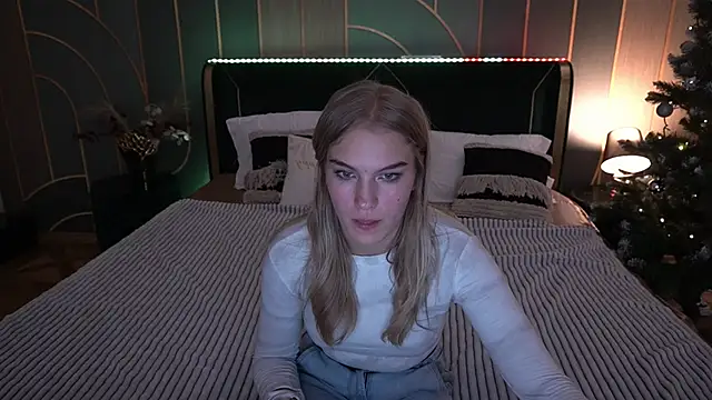 Snapshot of AlinaLiii chatting on December 2025 08:58:01 PM AlinaLiii online show from December 2025 08:58:01 PM