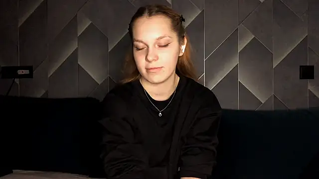 FoxLina online show from October 2025 07:36:02 PM