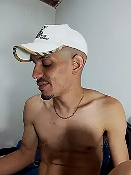 Snapshot of LATINO27CM chatting on October 2025 12:44:01 AM LATINO27CM online show from October 2025 12:44:01 AM