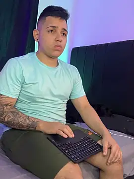 Snapshot of BoomChikaWow chatting on November 2025 12:35:02 AM BoomChikaWow online show from November 2025 12:35:02 AM