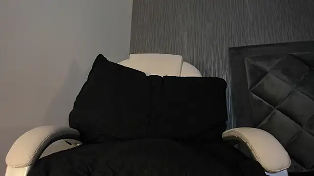 Snapshot of dylan_cross_ chatting on October 2025 11:32:02 AM dylan cross online show from October 2025 11:32:02 AM