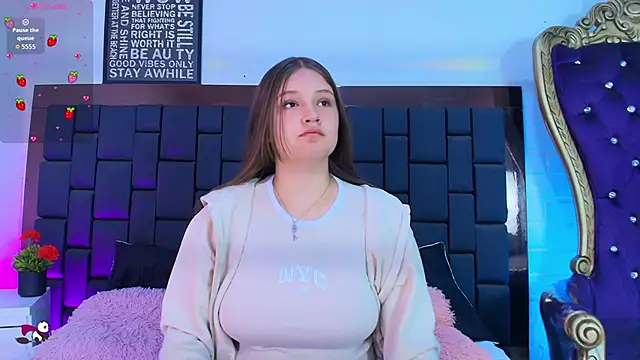 Snapshot of Krystal_Heartss chatting on November 2025 05:14:01 PM Krystal Heartss online show from November 2025 05:14:01 PM