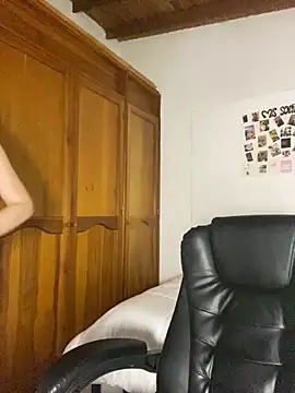 Snapshot of Bleer_Rousse chatting on October 2025 06:19:02 PM Bleer Rousse online show from October 2025 06:19:02 PM