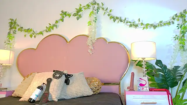 Snapshot of NaiaWhisper chatting on October 2025 06:12:01 AM NaiaWhisper online show from October 2025 06:12:01 AM