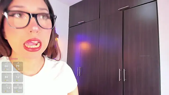 Snapshot of emily__walker chatting on October 2025 02:54:01 AM emily walker online show from October 2025 02:54:01 AM